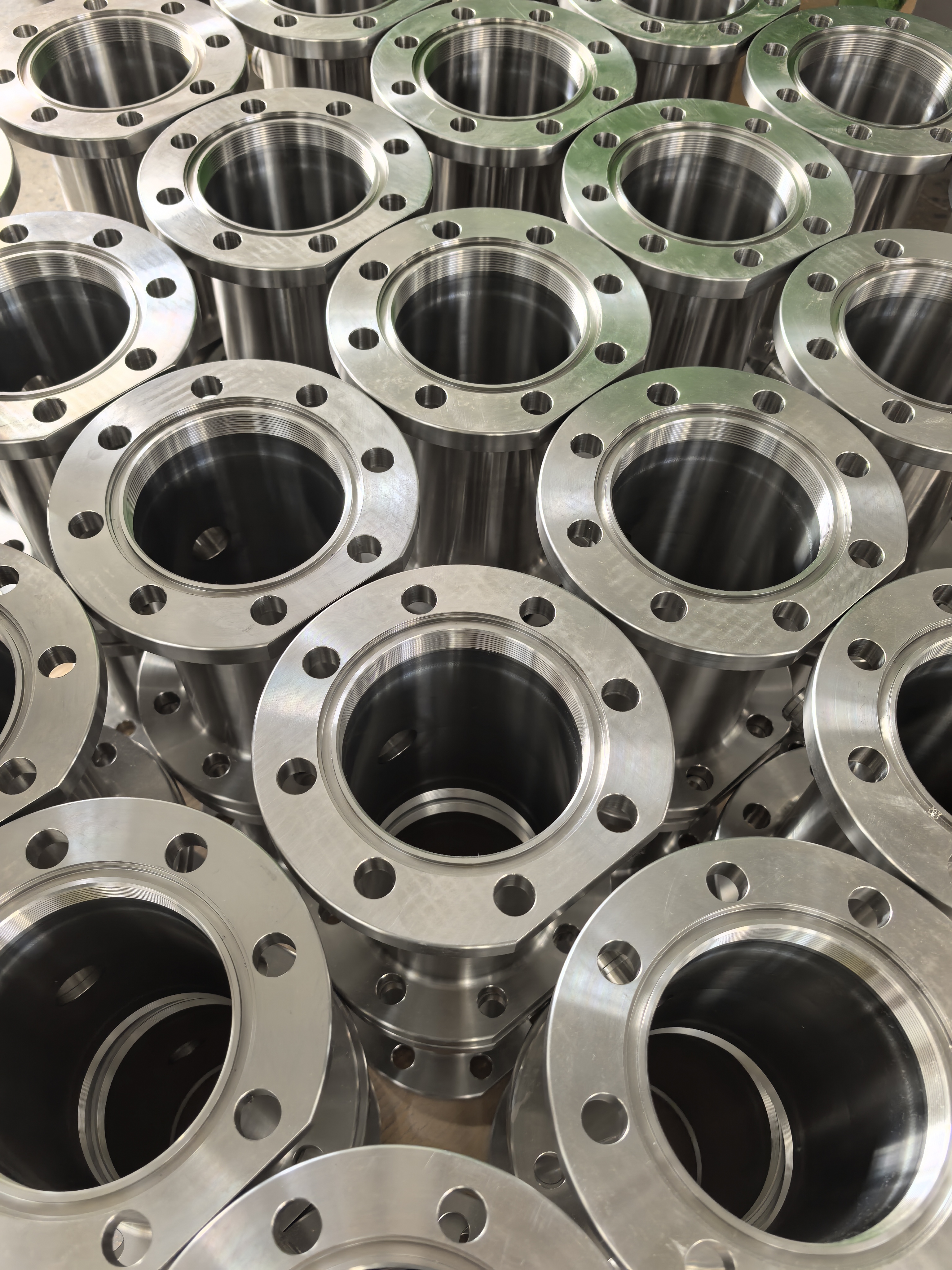 Titan flanşları yaxşı korroziyaya davamlıdır və ümumiyyətlə metallurgiya səbəbləri ilə əlaqələndirilir