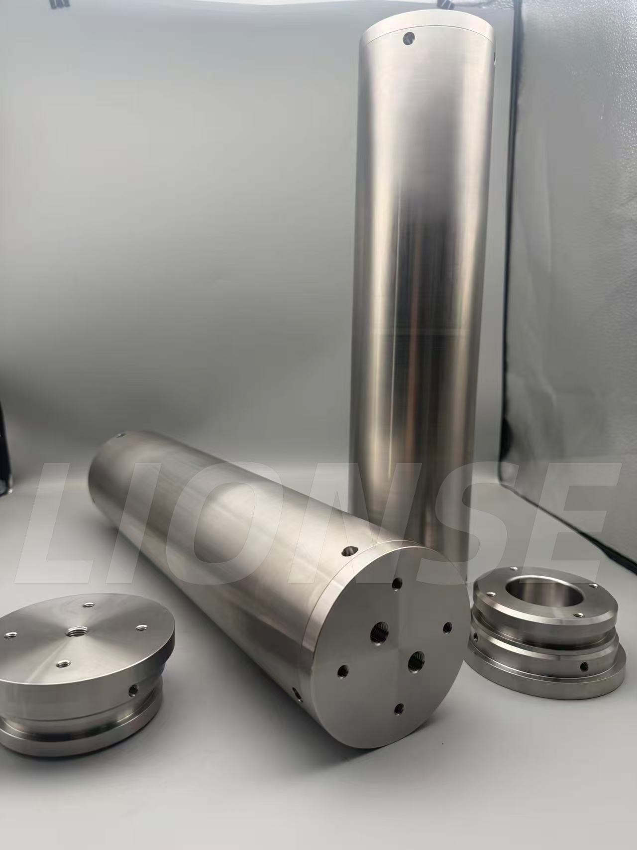 Nə üçün bəzi insanlar dərin dəniz kəşfiyyatında istifadə edilən möhürlənmiş kabinənin xarici qabığı üçün titan ərintisi əvəzinə paslanmayan poladı seçirlər?